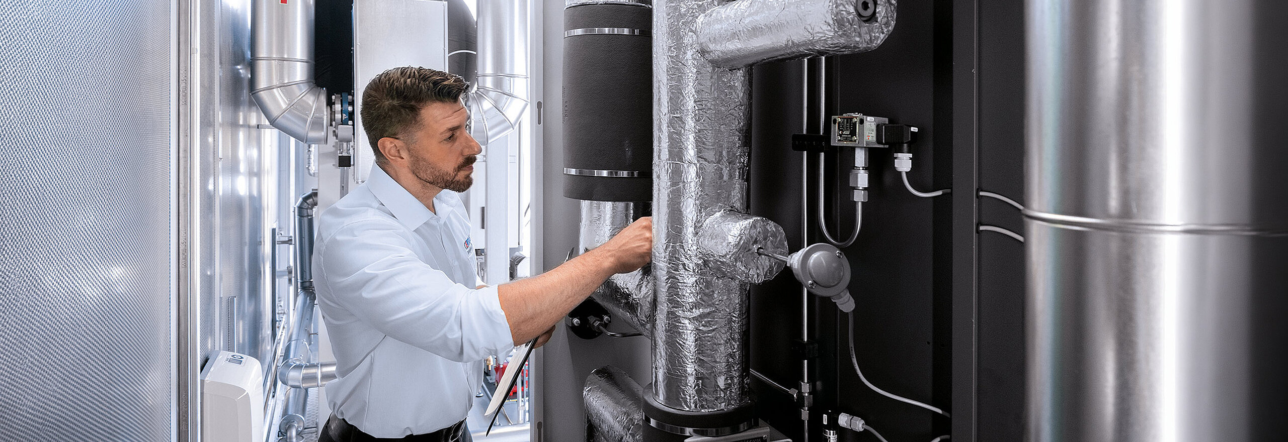 Collaborateur de CERTUSS lors du contrôle d'une installation de vapeur