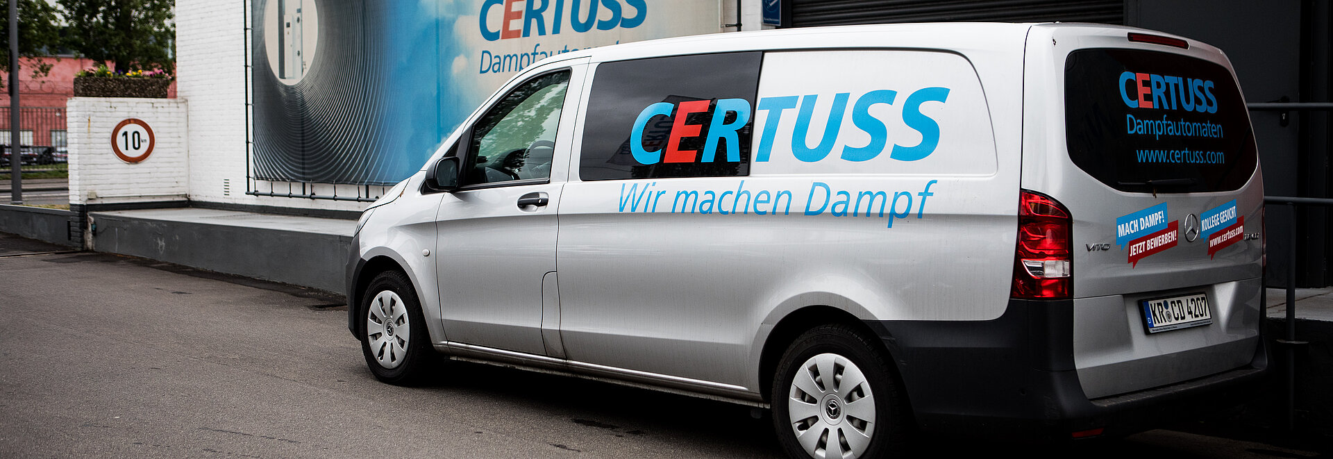 Vehículo con el logotipo CERTUSS