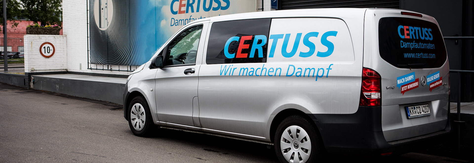 Автомобиль с логотипом CERTUSS