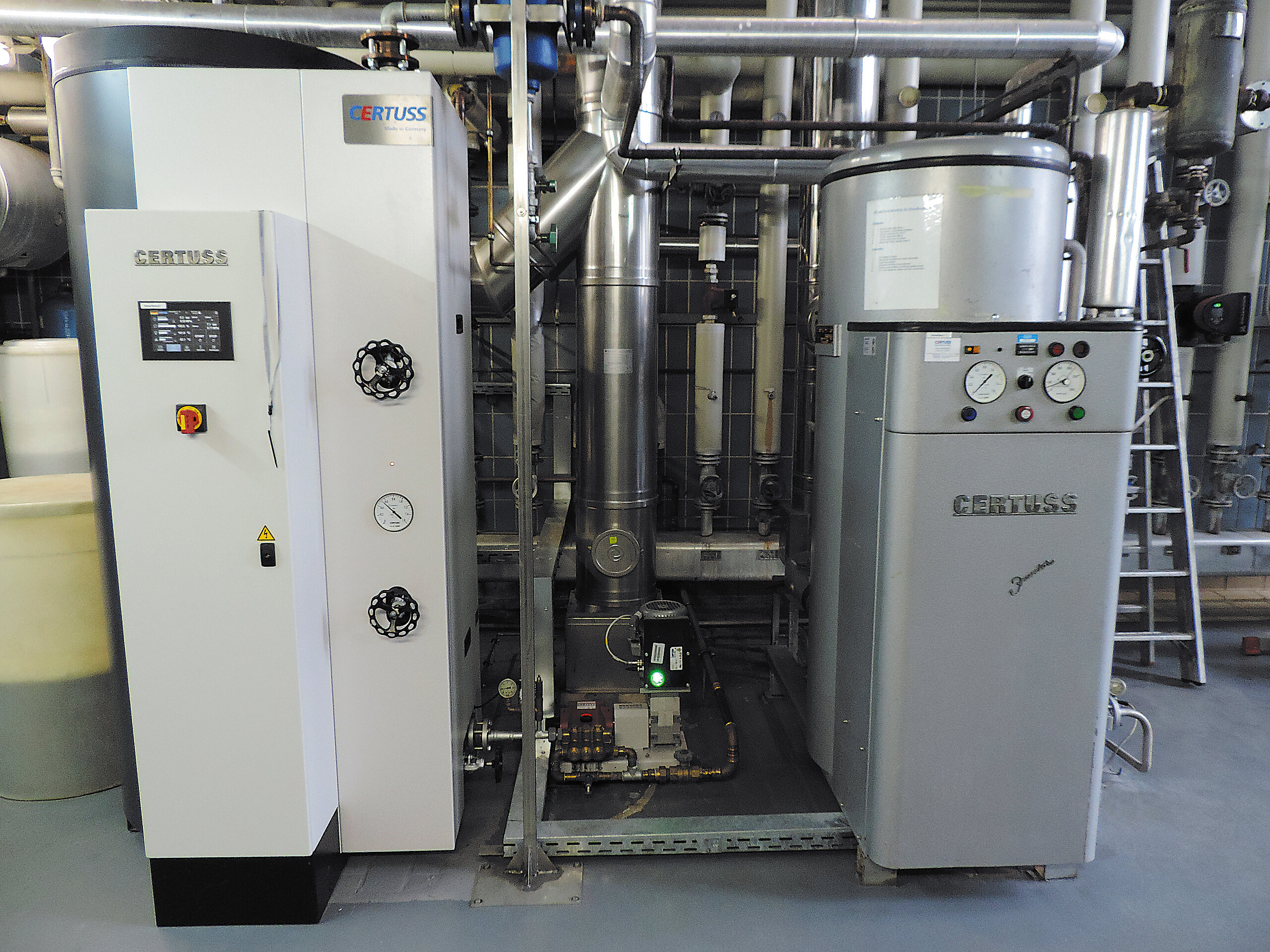 Nova caldeira a vapor ao lado de um modelo mais antigo