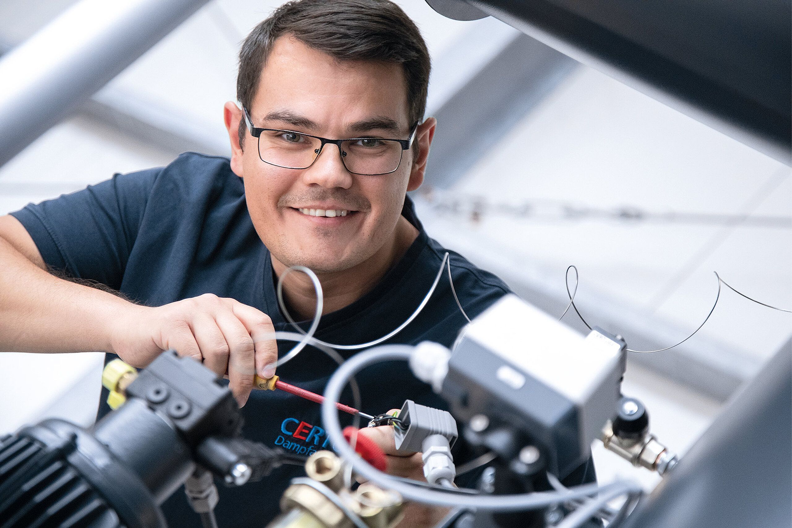 Gros plan sur un technicien CERTUSS au travail