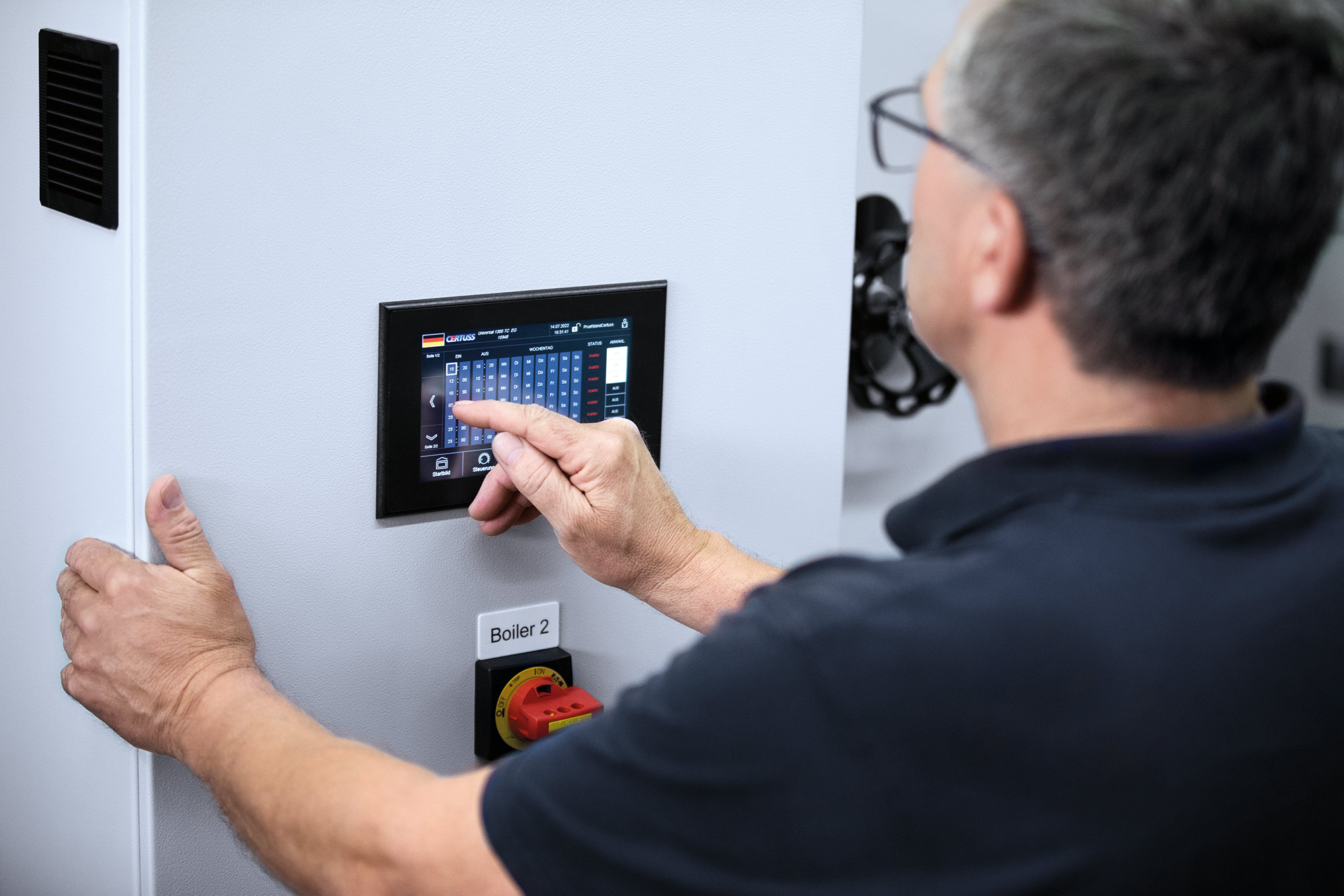 Un employé de CERTUSS utilise le Touch Control d'un générateur de vapeur